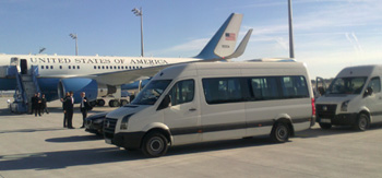 17-Sitzer VW Crafter der Firma JOYRIDE auf dem Flughafen M&uuml;nchen