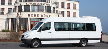 20-Sitzer Mercedes Benz 516 Sprinter Minibus der Firma JOYRIDE vor dem Kongresszentrum Hohe D&uuml;ne in Rostock - Warnem&uuml;nde